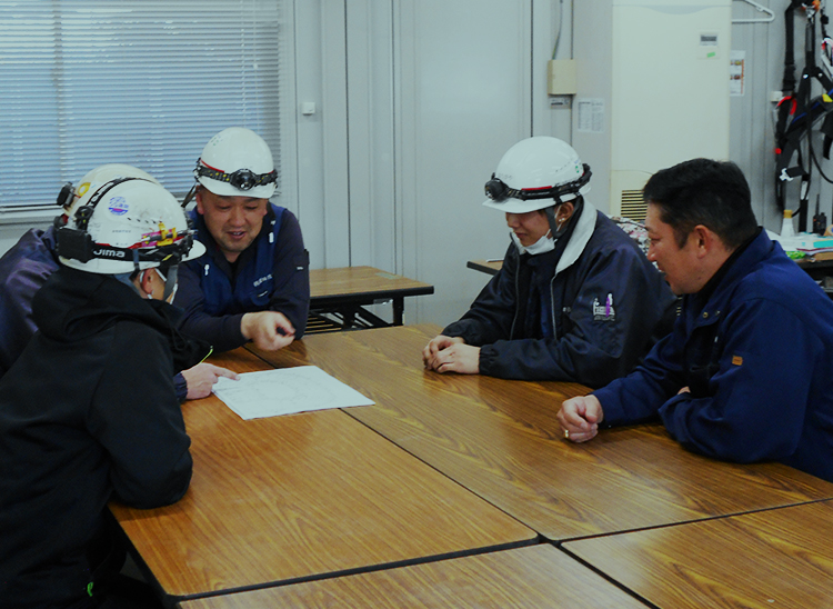 岡田技建社員の談笑している様子